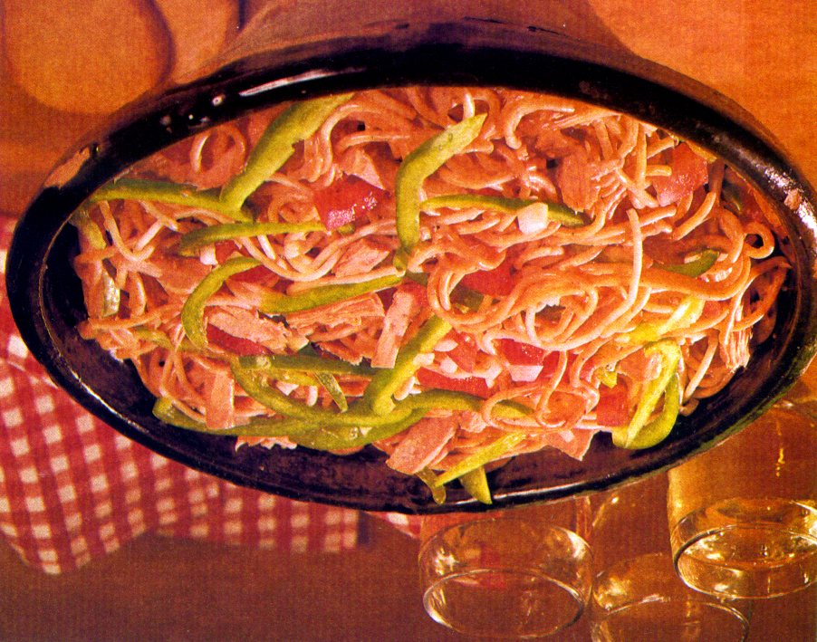 Wassermelonen-Gurkensalat mit Schafskäse und Minze